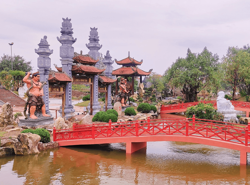 Trước cổng ch&iacute;nh l&agrave; 2 c&acirc;y cầu gỗ nhỏ xinh. (Nguồn: Ch&ugrave;a Ninh Tảo)